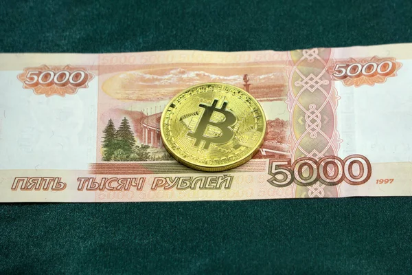 Altın bitcoins ve para 5000 ruble Rus ruble ve