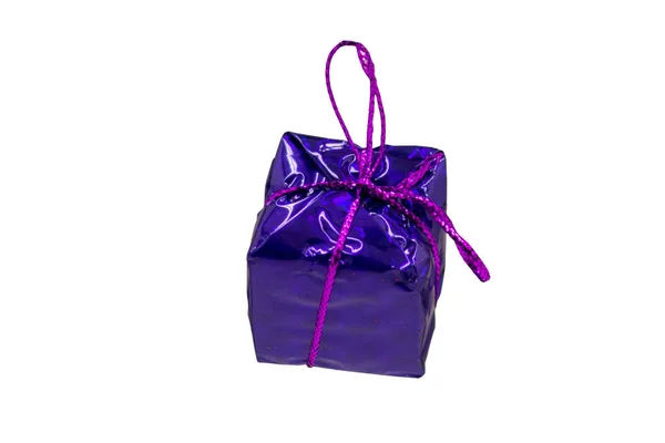 Cadeau Noël Avec Boule Violette Branche Arbre Ruban Arc Isolé — Photo