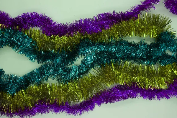 Beyaz ve yeşil Noel ağacı topları mor gelin teli ile .