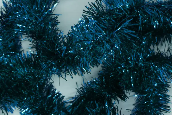 Noel dekorasyon tinsel kadar kapalı. Kırmızı zemin üzerine altın parlak tinsel açıldı