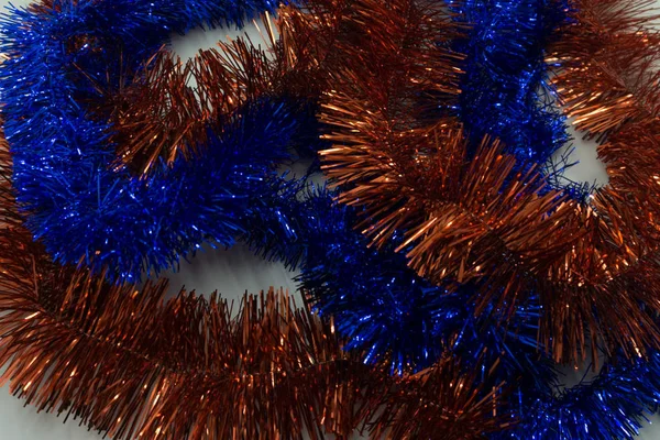 Yeni yıl tinsel renkler sarı, mavi, kırmızı