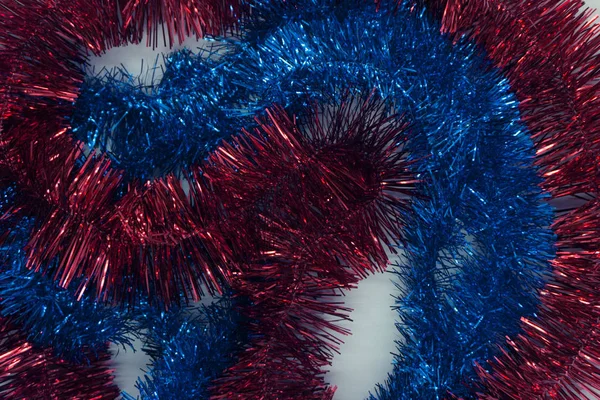 Renkli Noel tinsel. Yeni yılın kabarık altın gelin teli, mavi ve sarı yıldız tinsel ve pembe tinsel. Köpüklü süsleme dekorasyon konsepti