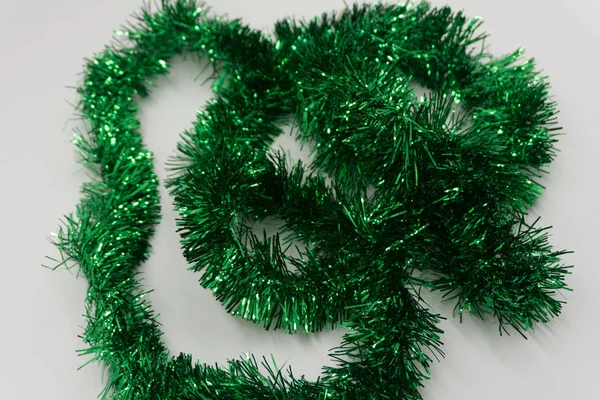 Yeşil Noel tinsel. Arka planda ışıklar Parlatıcı