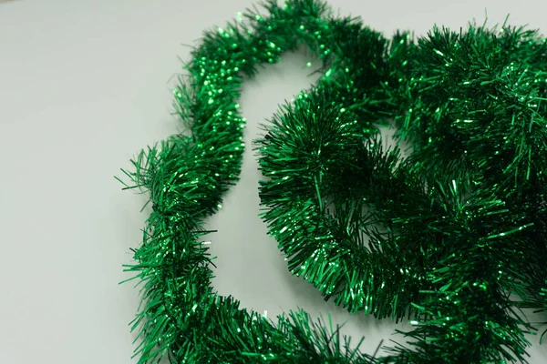 Yeşil Noel tinsel içinde belgili tanımlık geçmiş. Noel yeşil renk. Noel