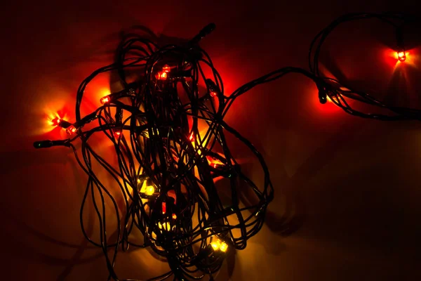 Işıkları ve lambaları koyu arka plan üzerinde ,