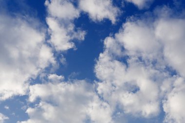 Arka plan rengi mürekkebinin suya bırak, girdap gibi hareket. Mavi bulut üzerinde beyaz boya