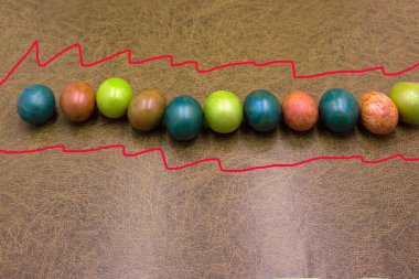 Paskalya yumurtaları renk başlıkları ile mutlu Paskalya boya fırçası ve küçük yay tarafından yazılmış olan mavi renkli ahşap arka plan üzerinde