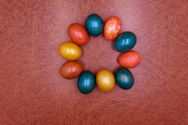 Pembe arka planda renkli paskalya yumurtaları