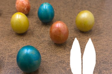 Paskalya tatil konseptiyle şirin el yapımı yumurta, bunny, civciv ve parti şapkaları