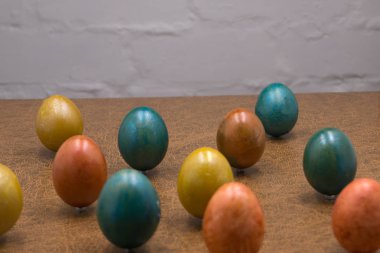 En iyi görüş Paskalya yortusu yumurta Paskalya ve gökyüzü arka plan sırasında renkli resim. Paskalya yumurtaları gökyüzü arka plan üzerinde