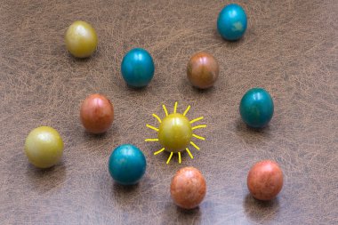 Tahta Arkaplanda Çikolatalı Paskalya Yumurtaları