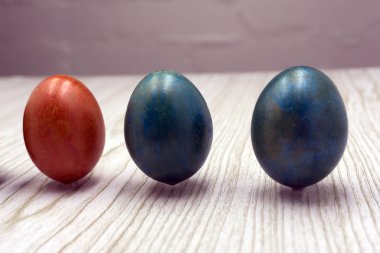 altın yumurta üzerinde beyaz izole