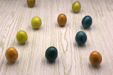 Üstten görünüm düzenleme dekorasyon Mutlu Paskalya tatili arka plan kavramı bir kadeh. Düz renkli tavşan modern güzel pembe kağıt üzerinde aksesuar süsleme ile yumurta