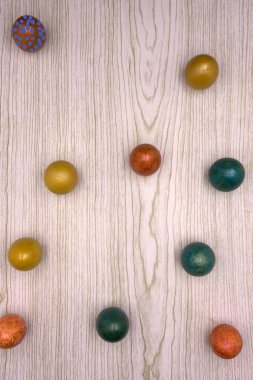 papatya çiçekleri ile renkli Paskalya yortusu yumurta