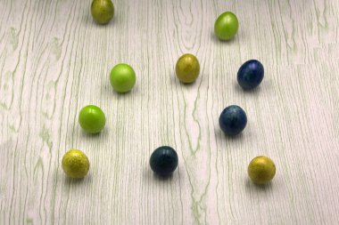 Şık çerçeve arka plan kopya alanı için metin ile bıldırcın, altın ve mavi Paskalya yumurtaları ile. Beyaz arka plan üzerinde izole. Düz yatıyordu, en iyi görünüm. Paskalya kavramı