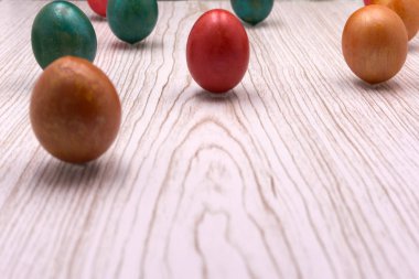 Pastel mavi zemin üzerine pembe yumurta desen yaptı. Çok az yiyecek konsepti