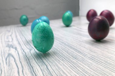 Lale ve sümbül pembe bir arka plan üzerinde sarı ve pembe çiçekli Paskalya yumurtası. sığ dof