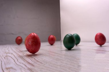 Soluk pembe ve gri Paskalya yumurtaları şık arka plan. Boyalı Paskalya yumurtaları. Düz yatıyordu