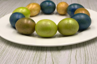 Renkli Paskalya arka plan ile ev Boyalı Paskalya yumurtaları