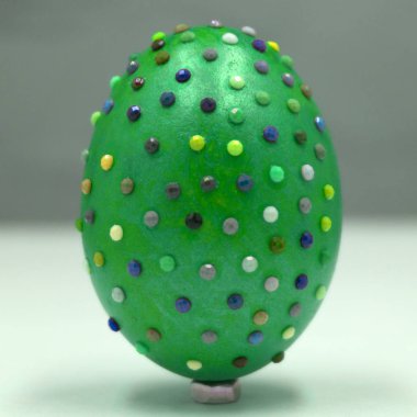 Yumurtalık pembe kurdele ve rhinestones ahşap arka plan üzerinde renkli Paskalya yumurtaları