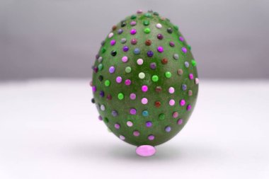 Bir mermer taş epensive koyu mavi ve şık Paskalya yortusu yumurta Paskalya tatili için altın bir stand dokulu. Mükemmel bir tasarımcı Doğu tablo veya Kur