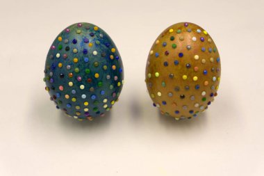 Renkli ışıltılar Paskalya yumurtaları bir yuvaya