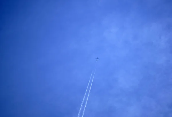 White Airliner Transports Passengers While Pulling White Contrails Dark Blue — Stock Photo, Image