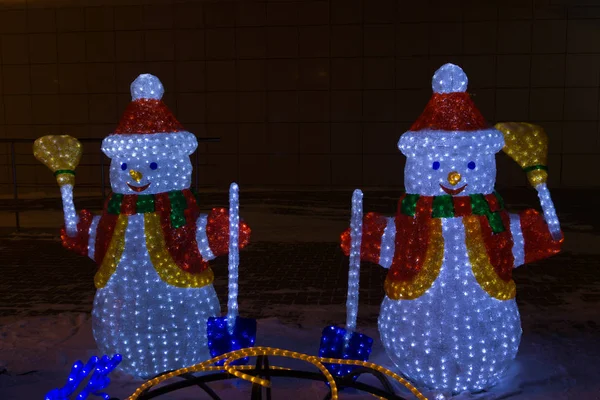 Gloeiende Cijfers Van Slingers Vorm Van Een Kerstman Een Sneeuwpop — Stockfoto