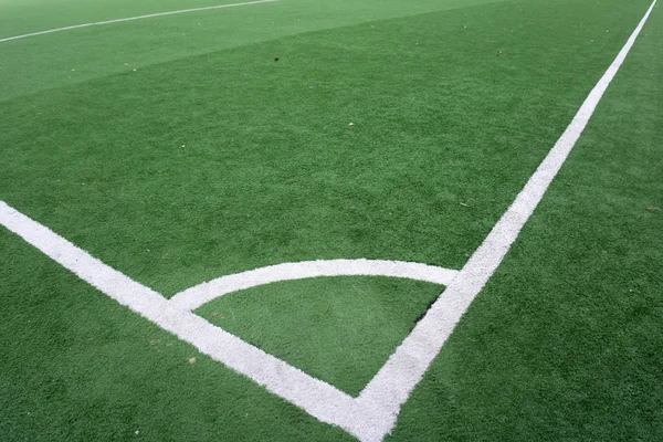 futbol sahası ve mavi gökyüzü