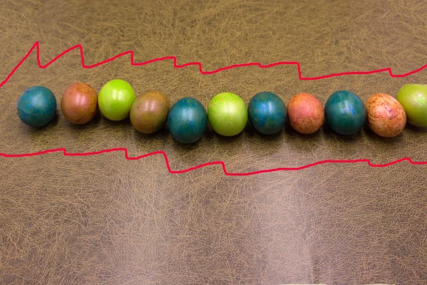 Paskalya yumurtaları renk başlıkları ile mutlu Paskalya boya fırçası ve küçük yay tarafından yazılmış olan mavi renkli ahşap arka plan üzerinde