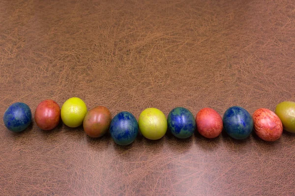 Paskalya yumurtaları ve çim Beyaz ahşap arka plan üzerinde kenarlık