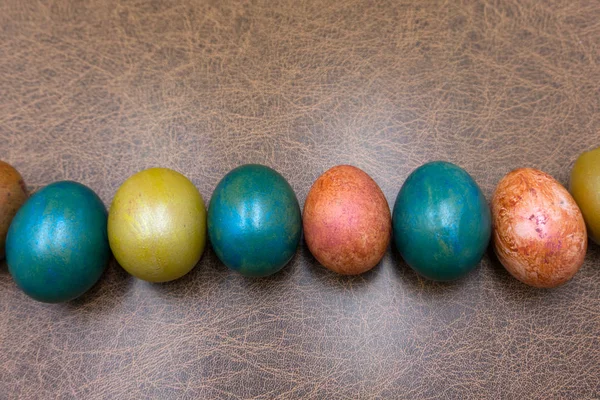 Coloridos Huevos Pascua Decoración Que Miente Línea Sobre Superficie Madera — Foto de Stock