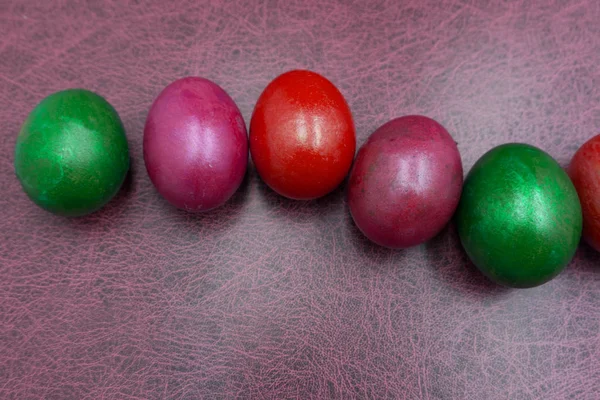 Huevo Pascua Pintura Colores Durante Pascua Sobre Fondo Marrón Huevos — Foto de Stock
