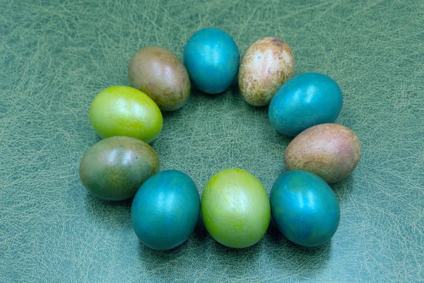 Paskalya çerçeve Lale eski ahşap arka plan üzerinde renkli yumurta, tüyleri ile. Metin için yer. Üstten Görünüm