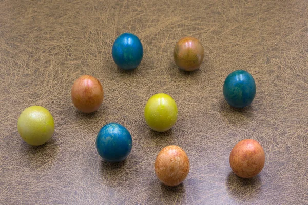 Huevos Color Pascua Dispuestos Plato Blanco Círculo Color Paleta Aislar — Foto de Stock
