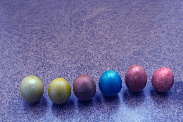 Coloridos Huevos Pascua Pintados Mano Fila Sobre Madera Vieja Malhumorada — Foto de Stock