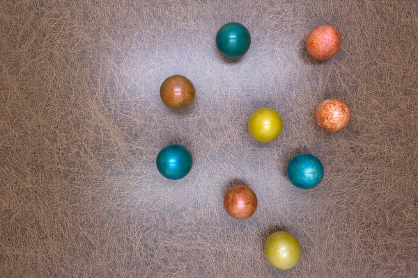 Ouă Decorative Colorate Simple Paște Aranjate Model Circular Aleatoriu Iarbă — Fotografie, imagine de stoc
