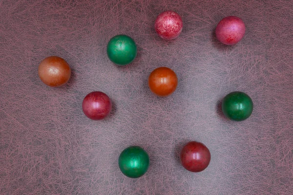 Paskalya yumurtaları daire kenarının üzerine beyaz bir arka plan. Basit, modern kavram. Kopya alanı