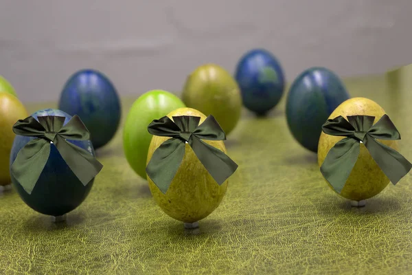 Folyoya sarılı renkli paskalya yumurtası grubu.