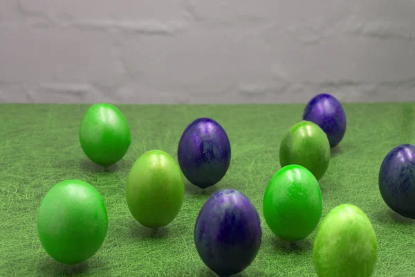 Şık arka plan üzerinde beyaz izole ombre mavi Paskalya yumurta. Boyalı Paskalya yumurtaları