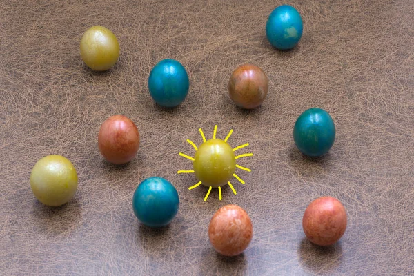 Tahta Arkaplanda Çikolatalı Paskalya Yumurtaları