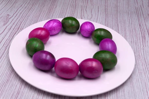 Ahşap plaka rustik arka plan karşı boyalı yumurta