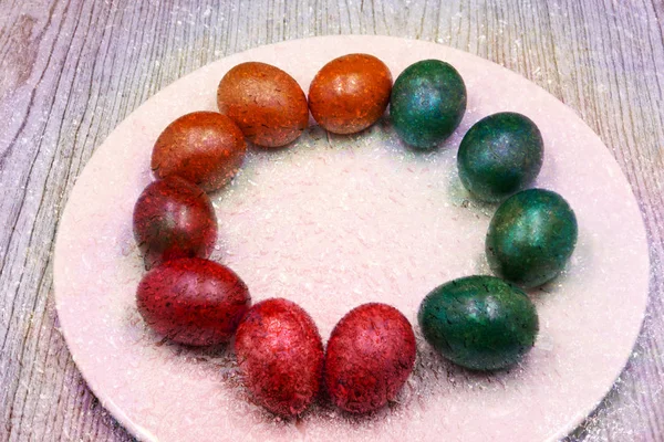 Renkli Paskalya yumurtalarını sepete koy.