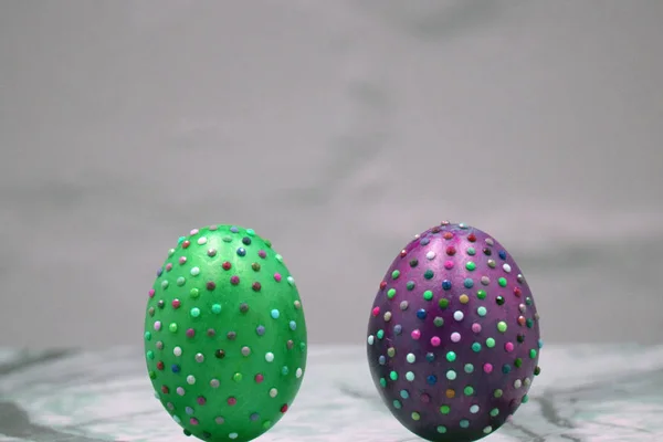 Coloridos Huevos Pascua Chocolate Cubriendo Una Mesa — Foto de Stock