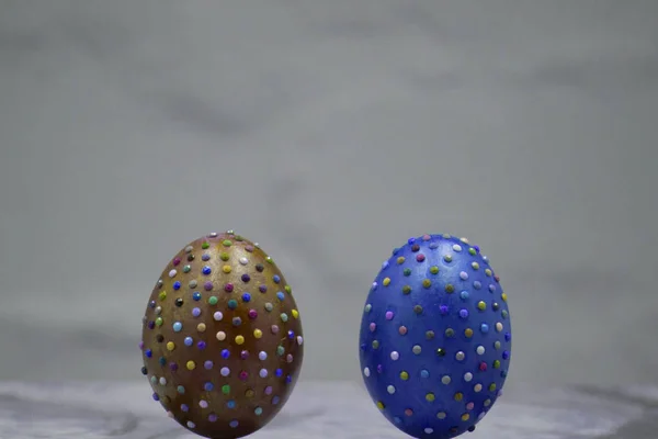 两个彩色复活节彩蛋在柳树花束与阴柳树 宗教装饰 帕沙尔鸡蛋在树枝上 在玻璃花瓶里有毛茸茸的柳絮 前视图 黑色背景 — 图库照片