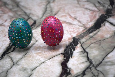 Yeşil renkli boncuklar ile yumurta yakınındaki Paskalya sembolü. Mutlu tatil kavramı. Paskalya dekor: sepet koleksiyonu ile boyalı ve yumurta dekore edilmiştir. Sepet beyaz arka plan üzerinde izole Paskalya yumurta dolu