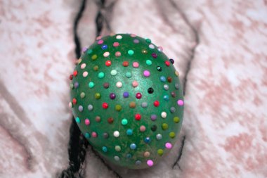 Mutlu Paskalya yortusu yumurta yumurta beyaz arka plan üzerinde izole satırlarındaki iplik ve beyaz boncuk ile dekore edilmiştir. Paskalya sembol ve dekor. Işık yeşil renkte Paskalya yortusu yumurta kapatın. Paskalya günü ve gelenekleri kavramı