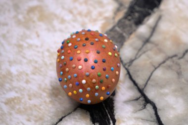 grup izole beyaz zemin üzerine mavi ve yeşil Paskalya yortusu yumurta