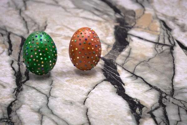 静物照片的许多五颜六色的斑点糖果覆盖巧克力复活节彩蛋 — 图库照片