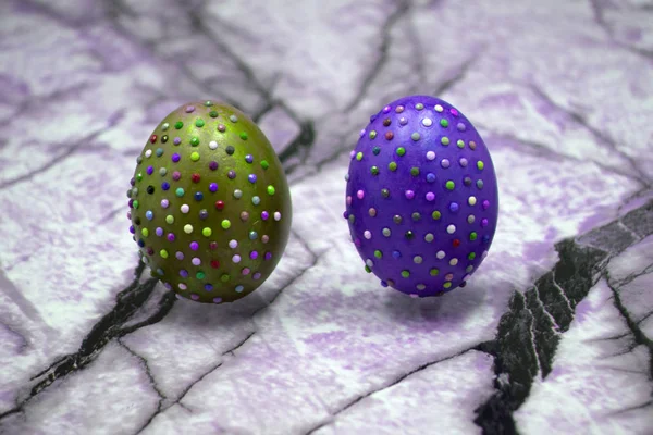 Kırık yumurta yumurta kabuğu ve iki mavi yumurta sarısı minimalist çapraz pembe ve mavi zemin üzerine pembe sisal yuva ile dekore edilmiştir. Uzay kopyalayın. Reklam, ticari tasarım